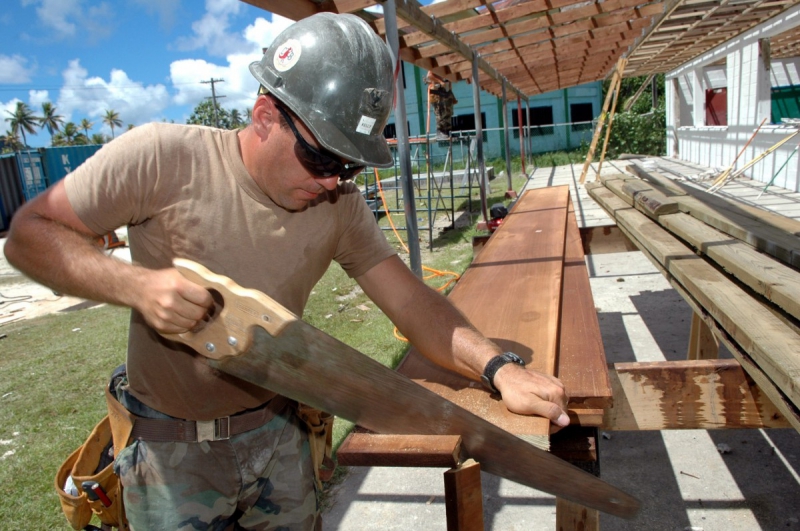 ebeniste-PIERLAS-min_worker_construction_building_carpenter_male_job_build_helmet-893290